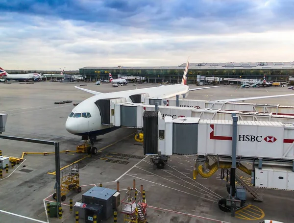 London Storbritannien Juni 2015 Lastning Passagerare Boeing 777 Nära Terminalerna — Stockfoto