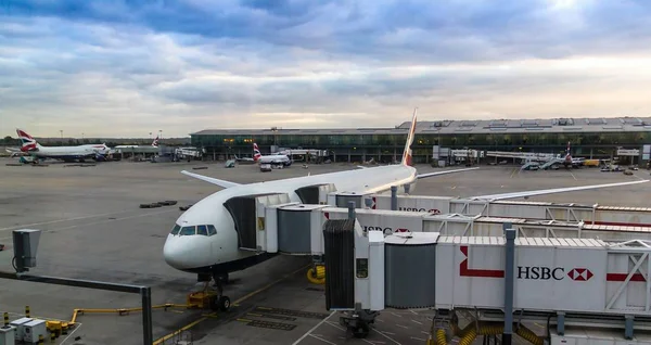 London Storbritannien Juni 2015 Lastning Passagerare Boeing 777 Nära Terminalerna — Stockfoto