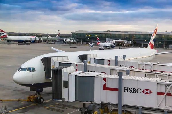 Лондон Великобритания Июня 2015 Погрузка Пассажиров Boeing 777 Возле Одного — стоковое фото