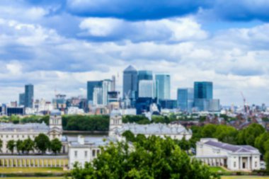 Canary Wharf ve Ulusal Denizcilik Müzesi gökdelenler bulanık bakış. Londra, İngiltere