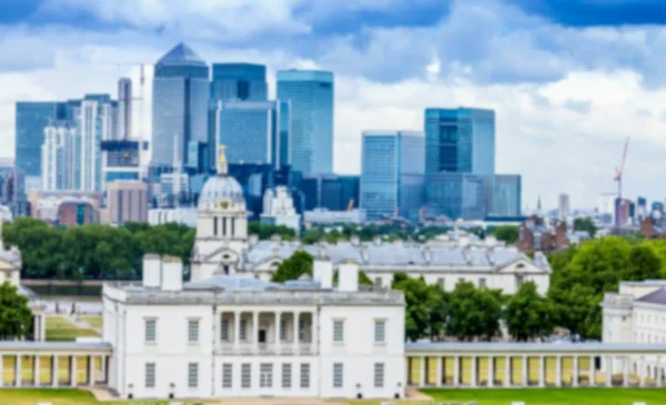 Canary Wharf ve Ulusal Denizcilik Müzesi gökdelenler bulanık bakış. Londra, İngiltere