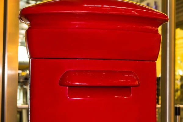 2015年6月9日 红色英国的柱子箱子或邮筒在希思罗机场的主要终端休息室 — 图库照片