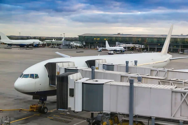 Laddar Passagerare Boeing 777 Nära Terminalerna Internationella Flygplats — Stockfoto