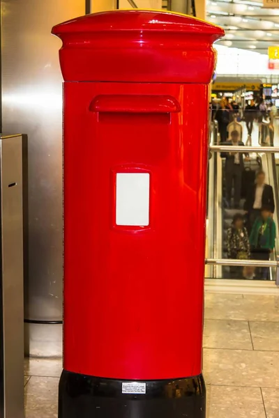 2015年6月9日 红色英国的柱子箱子或邮筒在希思罗机场的主要终端休息室 — 图库照片
