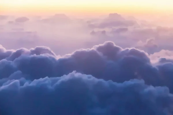 Flug Über Wolken Schöne Goldorange Sonnenuntergang Oder Leichter Sonnenaufgang Bild — Stockfoto
