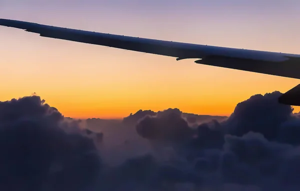 Vuelo Sobre Nubes Hermosa Hora Puesta Del Sol Naranja Dorado —  Fotos de Stock