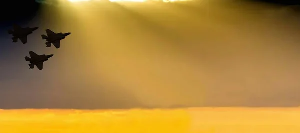 Силуети Трьох Суперсучасних Винищувачів Бомбардувальників Фоні Неба Заходу Сонця — стокове фото