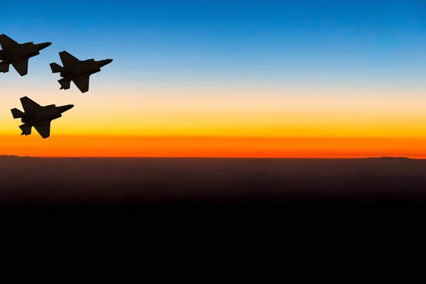 Silhouetten Von Drei Supermodernen Jagdbombern Vor Dem Hintergrund Des Sonnenuntergangs — Stockfoto