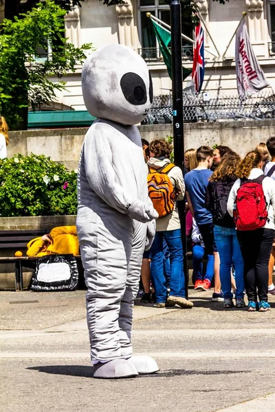 Londra, İngiltere - 9 Haziran 2015: Görünüm, Oxford Caddesi'nde yaz bulutlu gün. Adam-reklam çizgi film karakteri kostüm