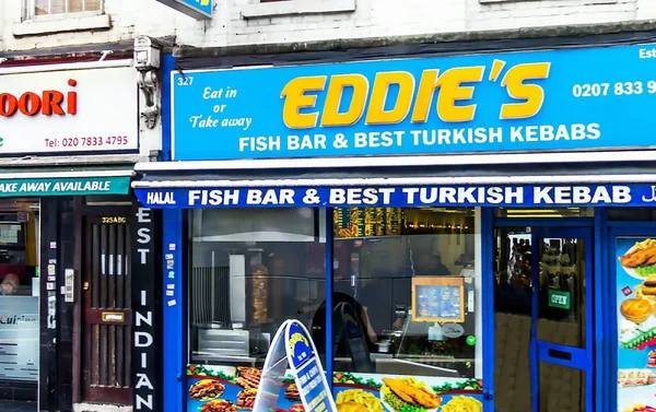 Londra, İngiltere - 9 Haziran 2015: Eddie'nin balık bar ve en iyi yolda Gray's Inn, Kral'ın Türk kebap Cross St. Pancras metro istasyonu