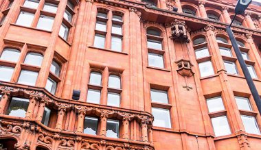 Daire ve apartman kira ve satış için İngiliz tarzı duvar kırmızı tuğla tarihi bina City Road ve eski sokak. Londra