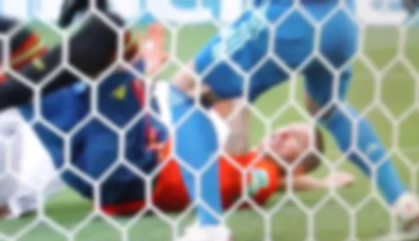 サッカー つんのめる相手に得点します ビューをぼかします — ストック写真