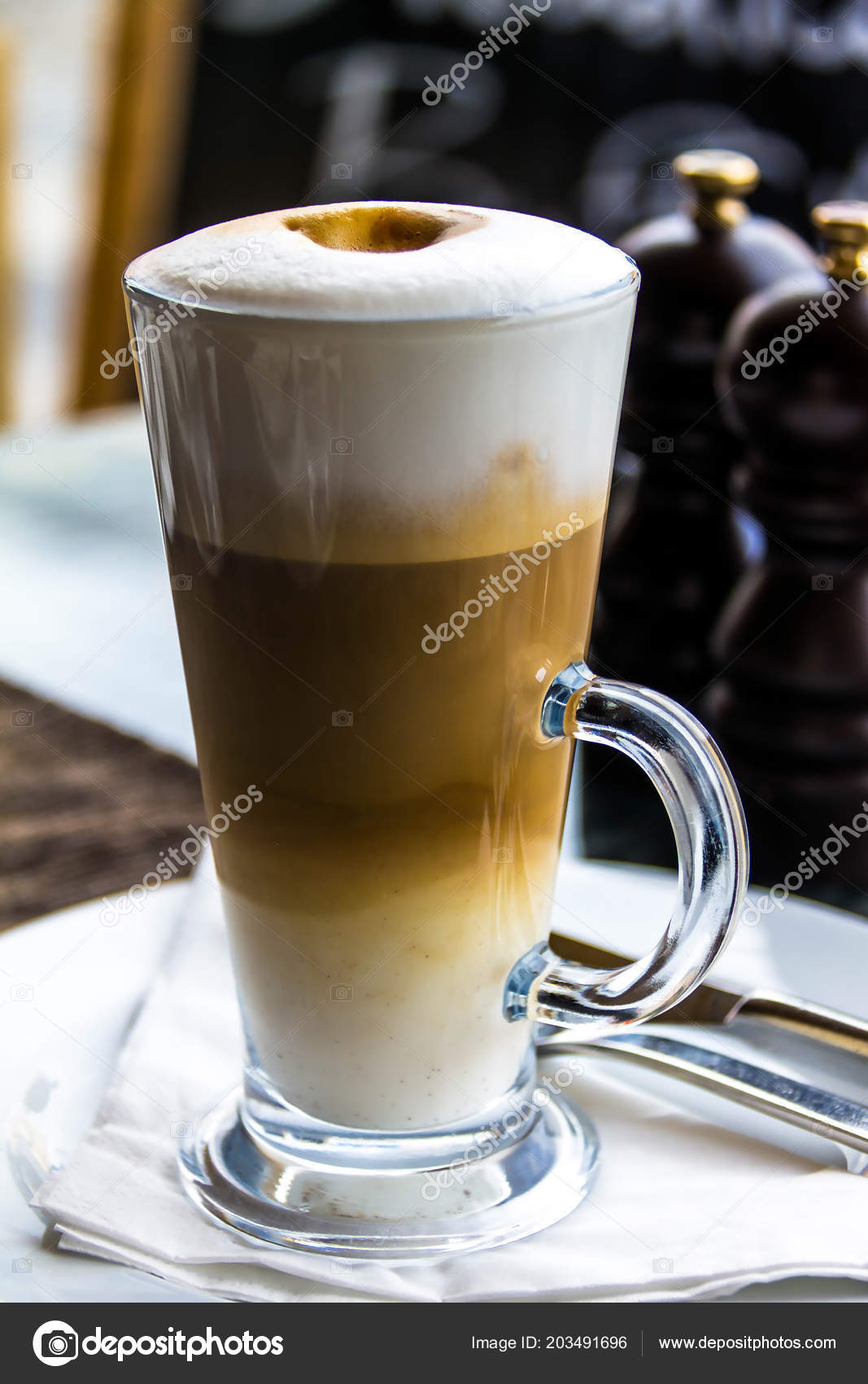Hot Latte Macchiato Coffee Tasty Foam Cinnamon Tall Clear Glass Stock Photo  by ©Flik47 203491696