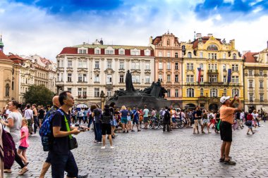 Prague, Çek Cumhuriyeti-Temmuz 23,2017: Jan Gus Anıt ile Eski Şehir Meydanı, eski şehir çeyreğinde turistlerle popüler tarihi Meydanı