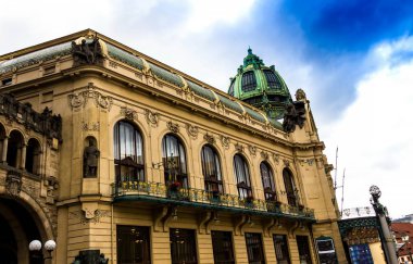 Prag'da kimliği belirsiz kişi ile Belediye Binası (Smetana salonu). Şehrin birçok kültürel evine çeken tarihi merkezinde