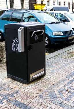 Prague, Çek Cumhuriyeti-Temmuz 23,2017: geri dönüşüm kutusu modern bir Avrupa şehri sokak görünümü