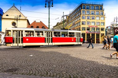Prague, Çek Cumhuriyeti-Temmuz 23,2017: turistler ve yerliler Cumhuriyet Meydanı (Namesti Republiky) Old Town (Stare Mesto)'nda yakınındaki alışveriş merkezi Palladium