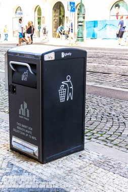 Prague, Çek Cumhuriyeti-Temmuz 23,2017: geri dönüşüm kutusu modern bir Avrupa şehri sokak görünümü