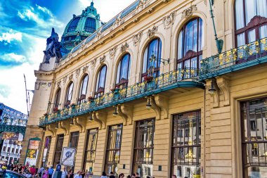 Prague, Çek Cumhuriyeti-Temmuz 23,2017: Belediye Binası (Smetana salonu) kimliği belirsiz kişi ile. Şehrin birçok kültürel evine çeken tarihi merkezinde