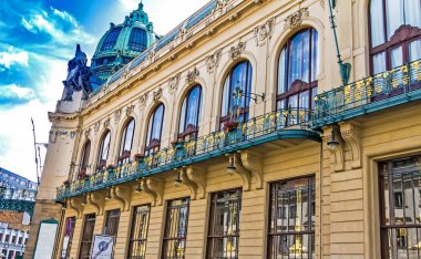 Prague, Çek Cumhuriyeti. Kimliği belirsiz kişi ile Belediye Binası (Smetana salonu). Şehrin birçok kültürel evine çeken tarihi merkezi