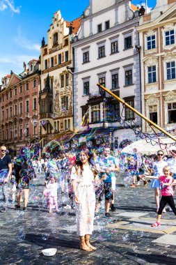 Prague, Çek Cumhuriyeti-Temmuz 23,2017: Staromestske namesti Eski Şehir Meydanı, insanları eğlendirmek için sokak icracı kabarcıklar yapma