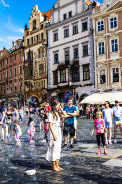 Prague, Çek Cumhuriyeti-Temmuz 23,2017: Staromestske namesti Eski Şehir Meydanı, insanları eğlendirmek için sokak icracı kabarcıklar yapma