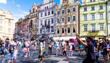 Prague, Çek Cumhuriyeti-Temmuz 23,2017: Staromestske namesti Eski Şehir Meydanı, insanları eğlendirmek için sokak icracı kabarcıklar yapma