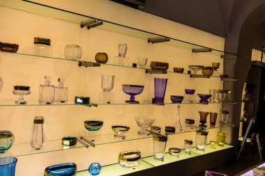 Prague, Çek Cumhuriyeti-Temmuz 23,2017: ünlü bohem cam veya Bohemya kristali parçaları Store