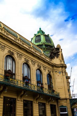 Prague, Çek Cumhuriyeti-Temmuz 23,2017: Belediye Binası (Smetana salonu) kimliği belirsiz kişi ile. Şehrin birçok kültürel evine çeken tarihi merkezi