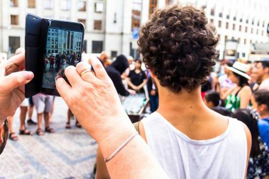 Prague, Çek Cumhuriyeti-Temmuz 23,2017: şarap müzik siyah kukuleta genç bir erkekte su dolu bardak