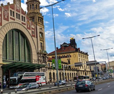 Prague, Çek Cumhuriyeti-Temmuz 23,2017: Prag Tren İstasyonu (Praha Hlavni benimleNadrazi), 1871 yılında açılan en büyük ve en işlek ana tren istasyonu