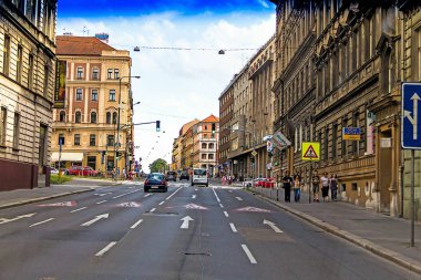 Prague, Çek Cumhuriyeti-Temmuz 23,2017: trafik şehrin tarihi bölümünün içinde sokakta
