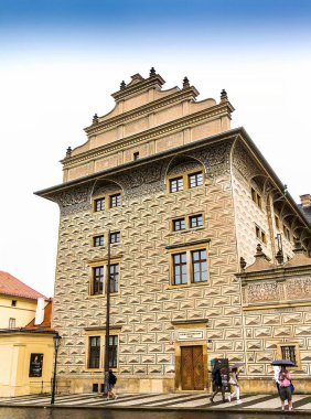 Prague, Çek Cumhuriyeti-Temmuz 23,2017: Prag Kalesi, şimdi resmi bir ikametgâh tahsisi Çek Cumhuriyeti Başkanı'nın yakınlarındaki Schwarzenberg Sarayı (National Gallery). Yağmur