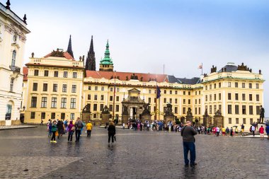 Prague, Çek Cumhuriyeti-Temmuz 23,2017: Prag Kalesi, şimdi resmi bir ikametgâh tahsisi Çek Cumhuriyeti Başkanı'nın. Prag Kalesi ve St. Vitus Katedrali ön