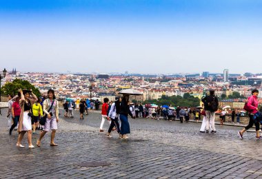 Prague, Çek Cumhuriyeti-Temmuz 23,2017: turist oteller Prague Castle, Çek Cumhuriyeti Başkanı'nın şimdi resmi bir ikametgâh tahsisi