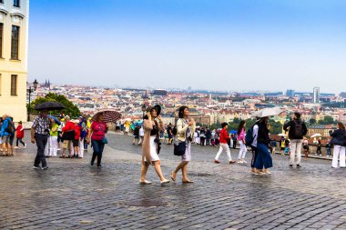 Prague, Çek Cumhuriyeti-Temmuz 23,2017: turist oteller Prague Castle, Çek Cumhuriyeti Başkanı'nın şimdi resmi bir ikametgâh tahsisi