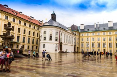 Prague, Çek Cumhuriyeti-23 Temmuz, 2017:Tourists ikinci Courtyard Prague Kalesi (Prazsky hrad) ile Kohl Çeşme, zengin bir şekilde dekore edilmiş Barok Çeşme 1686 beri Prag, Çek Cumhuriyeti.