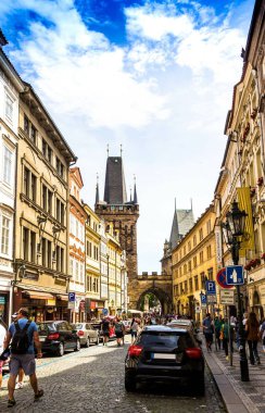 Prague, Çek Cumhuriyeti-Temmuz 23,2017: insanlar barut Kulesi'nin yakınında sokakta yürüme