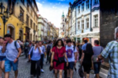 Yayalar ve satıcılar (turist) bulanık görünümünü Mala strana sokaklarında kalabalık. Prag. Çek Perublic
