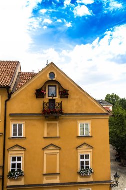Tarihi bina kanal Certovka yaz bulutlu gün yakınındaki Kampa Adası üzerinde. Prague, Çek Cumhuriyeti