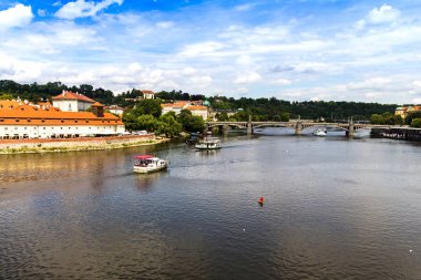 Panoramik Vltava Nehri'nin Prag'daki Charles Bridge içinde bir güzel yaz gün, Çek Cumhuriyeti