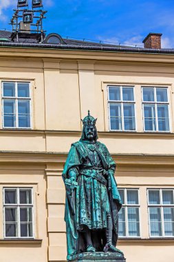 Charles Bridge yakınındaki Charles IV (Karel IV) tarihsel heykeli (1848). Prague, Çek Cumhuriyeti. Bohemia ikinci Kral Charles IV - Kutsal Roma İmparatoru oldu.