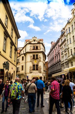 Prague, Çek Cumhuriyeti. Hotel Aurus yakın şehrin eski bölümü Ortaçağ Karlova sokakta turist bulanık görünüm