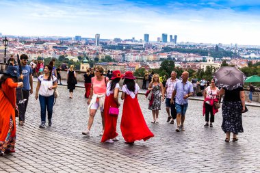 Prague, Çek Cumhuriyeti-Temmuz 23,2017: Japon kız turist kırmızı giysili musunuz Prag Kalesi, şimdi resmi bir ikametgâh tahsisi Çek Cumhuriyeti Başkanı'nın yakınındaki selfie