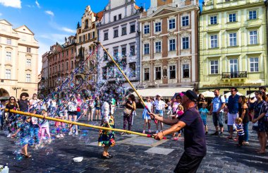 Prague, Çek Cumhuriyeti-Temmuz 23,2017: Staromestske namesti Eski Şehir Meydanı, insanları eğlendirmek için sokak icracı kabarcıklar yapma