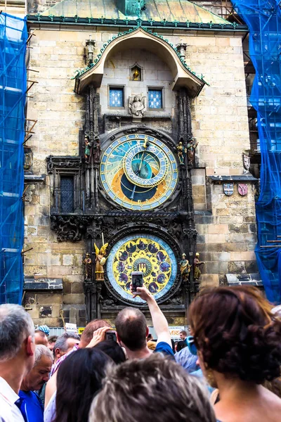 プラハ チェコ共和国 2017 旧市街広場の天文時計の鳴る音を待っている観光客の群衆の背面します 旧市庁舎の塔の南の壁にマウントされている中世の時計塔 — ストック写真