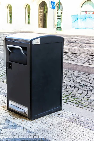 现代欧洲城市街道上的垃圾回收站观 — 图库照片
