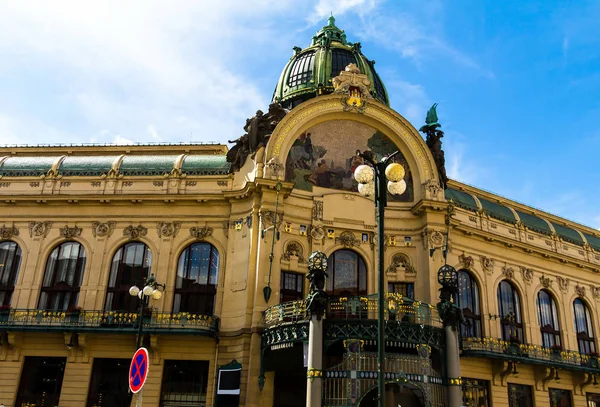 Prague, Çek Cumhuriyeti-Temmuz 23,2017: Belediye Binası (Smetana salonu) kimliği belirsiz kişi ile. Şehrin birçok kültürel evine çeken tarihi merkezi
