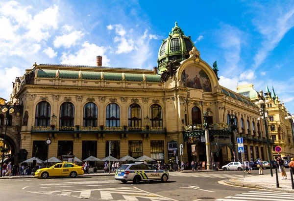 Prague, Çek Cumhuriyeti-Temmuz 23,2017: Belediye Binası (Smetana salonu) kimliği belirsiz kişi ile. Şehrin birçok kültürel evine çeken tarihi merkezinde