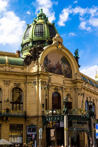 Prague, Çek Cumhuriyeti-Temmuz 23,2017: Belediye Binası (Smetana salonu) kimliği belirsiz kişi ile. Şehrin birçok kültürel evine çeken tarihi merkezinde